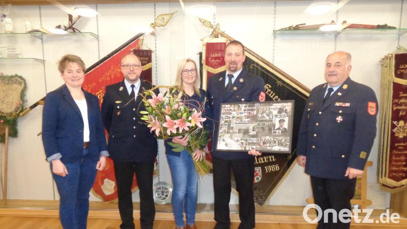 Bürgermeisterin Sonja Meier, Vorsitzender Stephan Pregler und Kreisbrandinspektor Richard Fleck verabschiedeten Peter Killermann. Für ihn gab es eine Collage, für seine Frau Blumen. Bild: amö