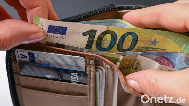 Die Polizisten waren überrascht, als die ehrliche Finderin ihnen den Geldbeutel mitsamt Inhalt übergab. Symbolbild: Patrick Pleul