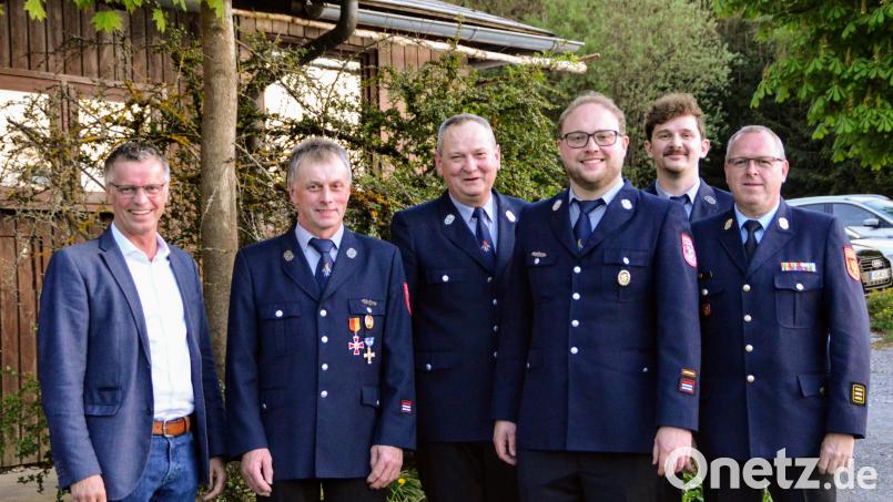 Die Feuerwehr Massenricht ehrt zwei besonders verdiente Mitglieder (von links): Bürgermeister Hermann Falk, der ehemalige Vorsitzende Bernhard Wisgickl, der neue Ehrenkommandant Josef Luber, Kommandant Sebastian Trummer, Vorsitzender Christoph Greiner und Kreisbrandinspektor Martin Schmidt. Bild: fdl