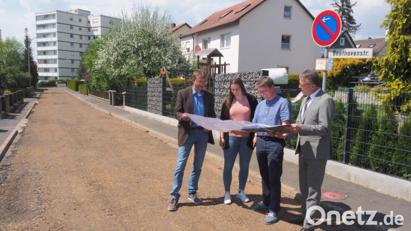 Seit Dienstag läuft die Sanierung der Beethovenstraße. Die Pläne sehen eine Fahrbahn ohne Gehsteige sowie vier Ecken am Straßenrand vor, auf denen Bäume gepflanzt werden. Bei der Baustellenbesichtigung (von links): Stadtwerkeleiter Thomas Kraus, Projektleiterin Regina Zahn, Stadtbaumeister Andreas Ockl und Bürgermeister Franz Stahl. Bild: ws