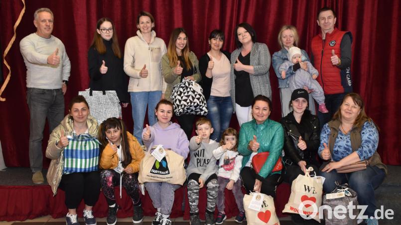 Malgorzata Seidel (oben, Dritte von rechts) organisierte Pakete mit dringendstem Bedarf für die Flüchtlingsfrauen. Mit im Bild: Arkadii Voloshin (links) und Waldemar Hock (rechts) vom Verein "Neue Zeiten". Bild: hcz