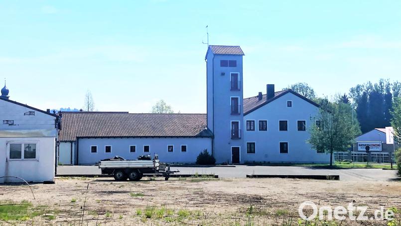 Die bisherige Heimat der Feuerwehr Kemnath hat ausgedient: Entstehen soll ein Neubau für knapp zehn Millionen Euro. Bild: stg