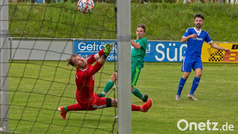 Christoph Gietl (rechts) erzielte beim 3:0 gegen den SV Kulmain ebenfalls einen Treffer. Archivbild: Guenter Uschold