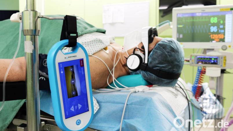 Das Klinikum Fichtelgebirge nutzt im OP spezielle Video-Brillen, um Patienten bei Eingriffen mit Teilnarkosen abzulenken. Bild: Klinikum Fichtelgebirge/exb