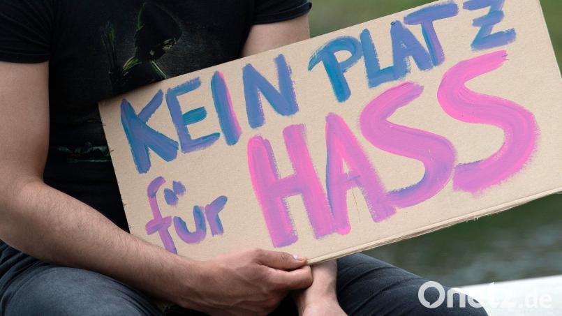 Redaktionen erreichen jeden Tag verschiedenste Lesernachrichten. Von Verschwörungstheorien bis hin zu lustigen Nachrichten ist alles dabei. Symbolbild: Paul Zinken / dpa