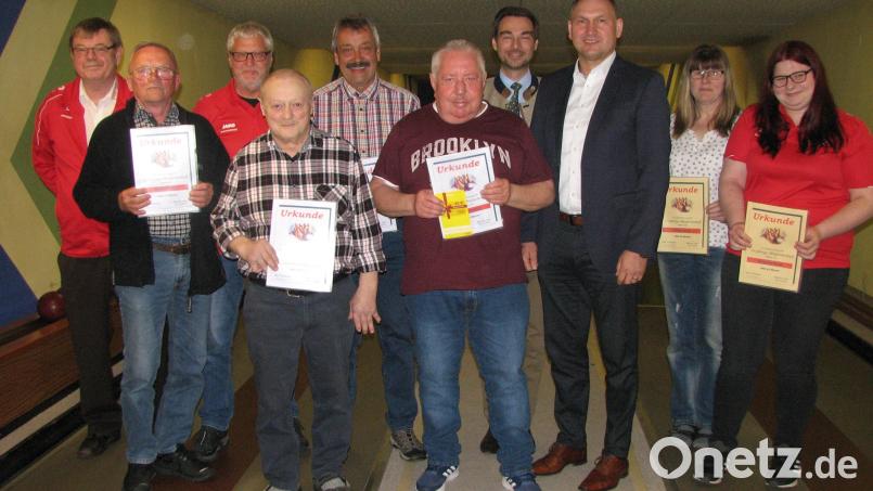 Bürgermeister . Richard Kammerer (Dritter von rechts) und Abgeordneter Stephan Oetzinger (Vierter von rechts) gratulierten den Geehrten zu ihren Urkunden. Bild: knh