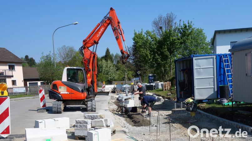 Die Arbeiten an der barrierefreien Bushaltestelle in Wolfsbach sind in vollem Gange. Der Gemeinderat vergibt den Auftrag für die Buswartehäuschen nun erneut. Bild: tra