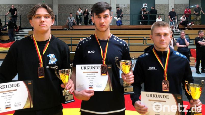 Die Bronzemedaille um den Hals, Urkunde und Pokal in der Hand: Stolz präsentierten die Amberger Ringer Adam Leifridt, Roman Leifridt und Julian Edel (von links) ihre Trophäen bei den deutschen Junioren-Meisterschaften. Bild: Failert/exb