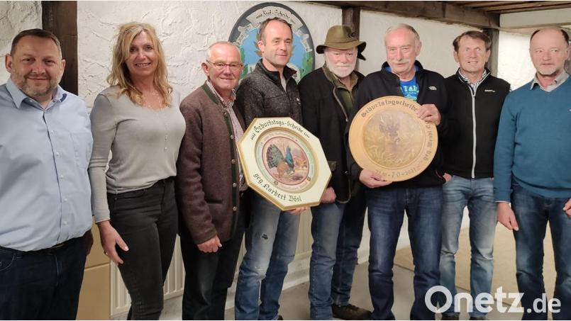 Den Gewinnern der Geburtstagsscheiben, Alexander Rösl und Franz Freitag (Vierter und Sechster von links), gratulieren Schützenmeister Werner Wendl (rechts) und Uwe Friedrich (links). Mit den Scheibenspendern Norbert Bösl und Erwin Wendl freuen sich die Platzierten Birgit und Norbert Simon (von links). Bild: ufh