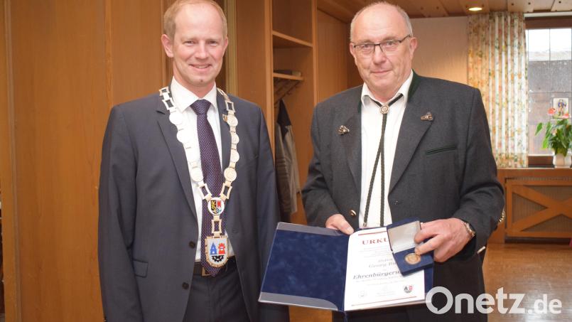 Für seine herausragenden Verdienste um die Marktgemeinde Wernberg-Köblitz wurde Altbürgermeister Georg Butz (rechts) von seinem Nachfolger Konrad Kiener zum Ehrenbürger ernannt. Bild: bnr