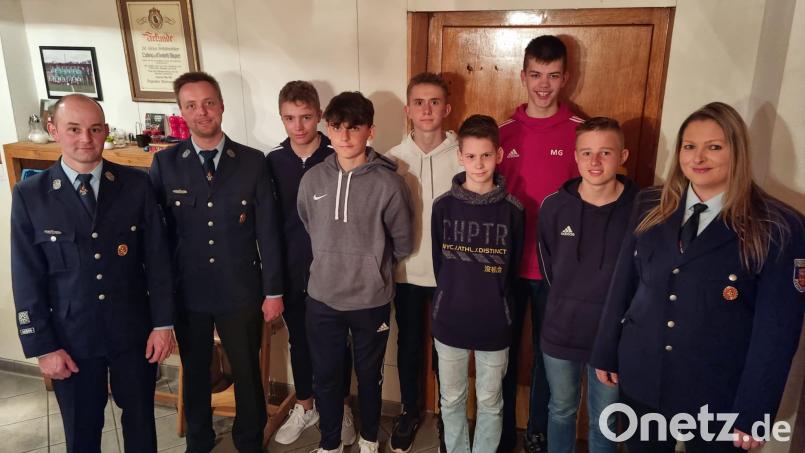 Sechs Jugendliche wurden bei der Jahreshauptversammlung der Feuerwehr Neuzirkendorf in die Wehr aufgenommen. Mit im Bild die Kommandanten Patrick Fischer und Thomas Gundl (links) sowie Jugendwart Katharina Gradl (rechts). Bild: exb, FFW Neuzirkendorf