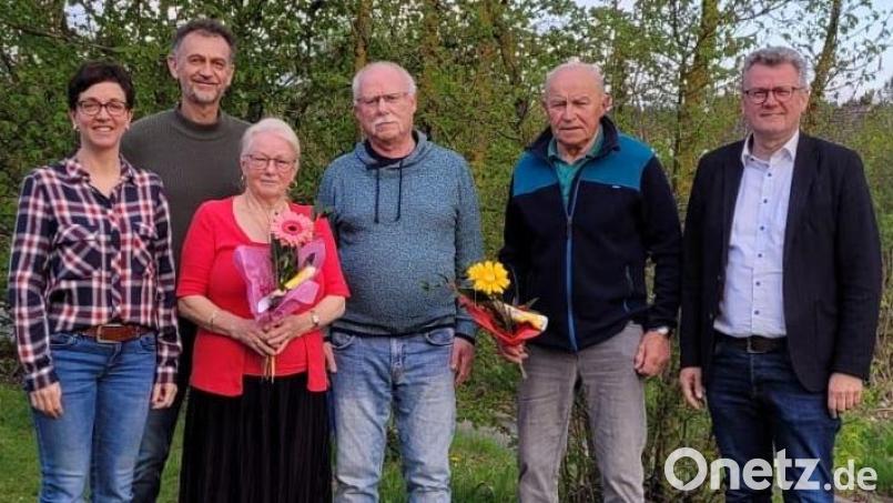 Ehrungen beim Obst- und Gartenbauverein Obersdorf-Unterschwaig mit (von links) Kreisfachberaterin Michaela Basler, dem bisherigen Vorsitzenden Gerald Herbst, Margarete Deichler (25 Jahre Mitglied), Vorsitzendem Günter Wonneberger, Andreas Birner (40 Jahre) und Bürgermeister Michael Göth. Bild: OGV/exb
