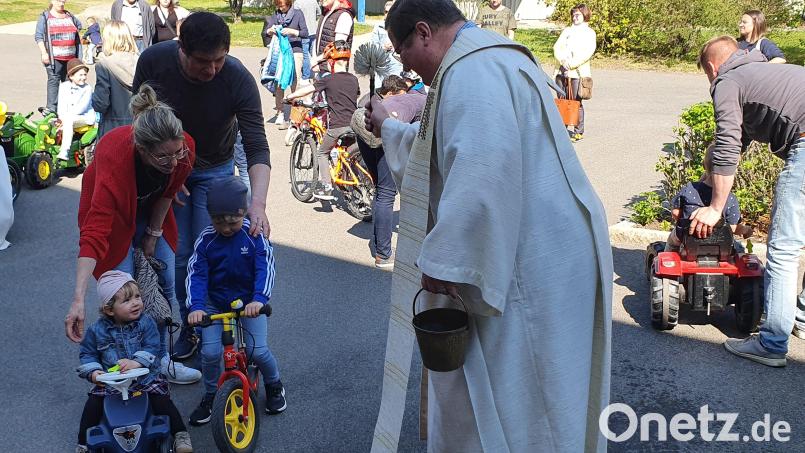 Bobbycar, Laufrad, Trettbulldog, Fahrrad, Roller - die Liste der Fahrzeuge, die die Kleinen zur Segnung bei Pfarrer Hubert Bartel während der Kinderkirche vorfuhren, ist lang. Bild: Bettina Michl/exb