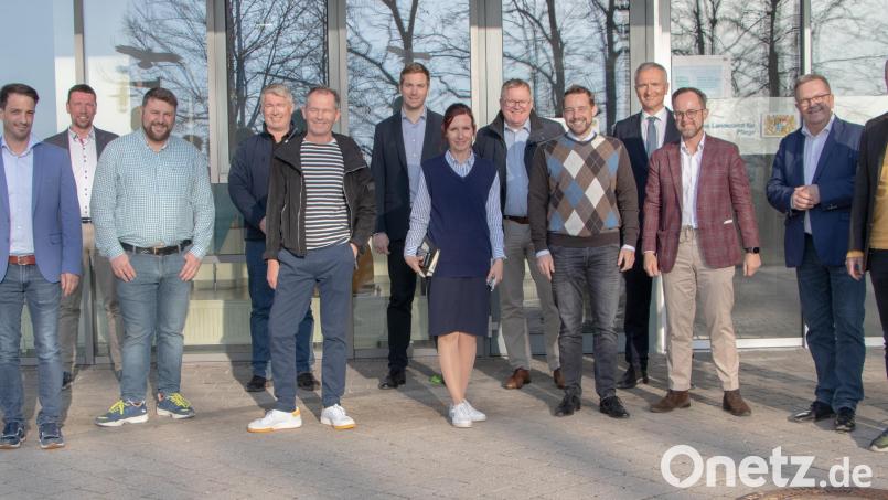 Die CSU-Stadtratsfraktion informierte sich über das Landesamt für Pflege in Amberg. Der Fünfte von rechts ist dessen neuer Leiter Achim Uhl. Bild: Stephanie Gräß/exb