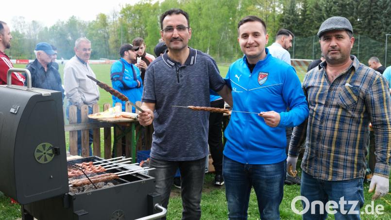 Der FC Vatanspor Schwandorf feiert den Heimsieg gegen Wernberg mit einem Grillfest. Von links Grillmeister Sedat Kaya, Betreuer Furkan Tepeler uind Ideengeber Osman Yildirim. Bild: Hirsch