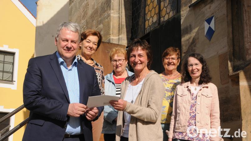 Der Kath. Frauenbund St. Marien mit seiner Vorsitzenden Brigitte Weigl (Zweite von links) überreichte 1500 Euro für die Ukraine-Hilfe an Landrat Richard Reisinger (links). Bild: ige