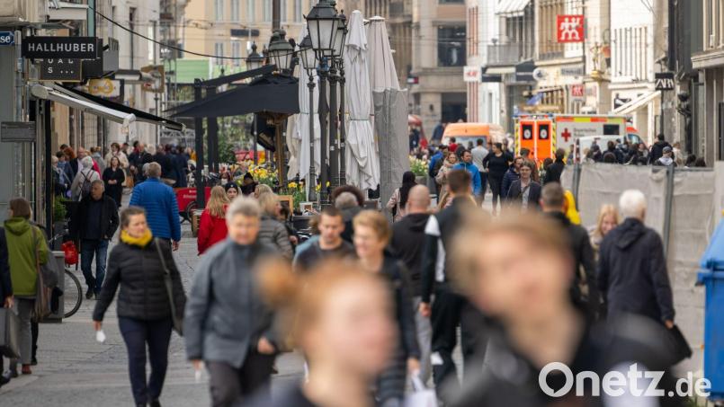 Menschen spazieren durch die Fußgängerzone in der Münchener Innenstadt. Bild: Peter Kneffel/dpa
