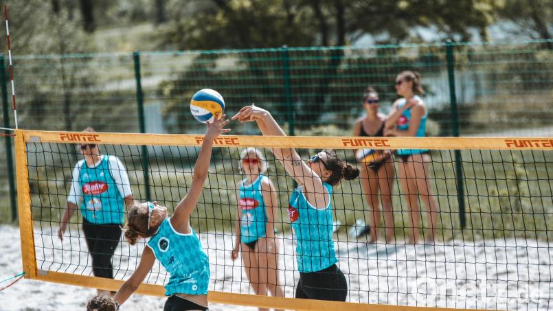 Im Weidener Schätzlerbad wurde das Beachvolleyball-Masters der Kategorie 2 ausgetragen. Bild: exb