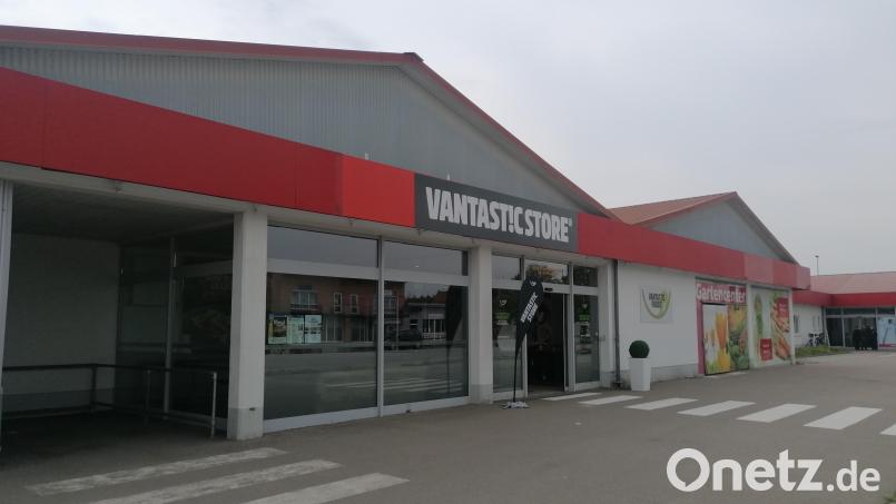 Im ehemaligen Rewe-Markt gibt es nun einen Laden für vegane Lebensmittel und ein Lager für AVE. Bild: Kristin Winderl