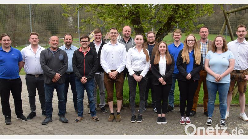 Die Hohenburger Kirwaleit nehmen für sich in Anspruch, das jüngste Vorstandsteam in der Gemeinde zu haben. Rechts der neue Vorsitzende Thomas Reiser. Bild: bö