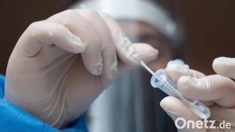 Aus 32 von 33 Kommunen im Landkreis Schwandorf wurden in den vergangenen sieben Tagen neue Corona-Infektionen gemeldet. Symbolbild: Sebastian Gollnow/dpa