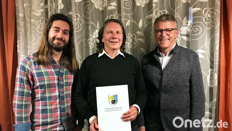 Bei der Versammlung des Modernen Theaters Tirschenreuth wurde Gründungsmitglied Florian Winklmüller (Mitte) zum Ehrenmitglied ernannt. Die Urkunde überreichten MTT-Vorsitzender Julian Mühlmeier (links) und Bürgermeister Franz Stahl. Bild: Modernes Theater Tirschenreuth/exb