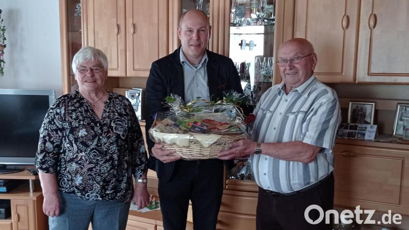 Stellvertretender Bürgermeister Markus Preisinger (Mitte) überbrachte zur Goldenen Hochzeit die herzlichen Grüße der Marktgemeinde und überreichte einen Präsentkorb an Inge und Adolf Riebl. Bild: flt
