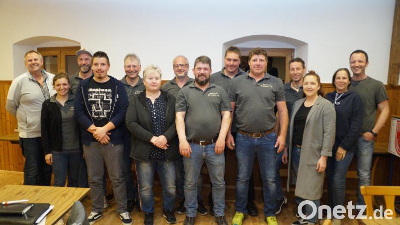 So ist die neue Vorstandschaft aufgestellt: Erster Vorsitzender ist weiter Tobias Fuchs (Vierter von rechts), zweiter Vorsitzender Thomas Babl (Sechster von rechts). Als Beisitzer ausgeschieden sind Heike Fuchs (Zweite von links) und Josef Mösbauer jun. (Dritter von links). Zweiter Bürgermeister Wolfgang Niebauer (links) dankte dem Verein für seine Arbeit. Bild: Rainer Köppl/exb