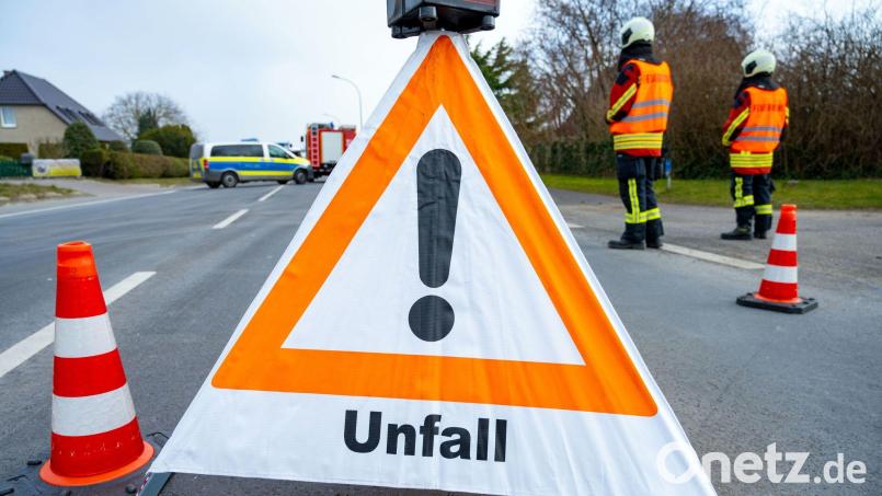 Fahrzeuge stehen nach einem Unfall auf der Straße. Bild: Stefan Sauer/dpa/Symbolbild
