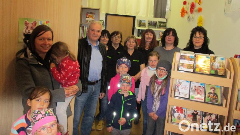 Kinder, Jugendliche und Erwachsene kamen, um sich die Erweiterung der Bücherei in Kulmain anzusehen. Bürgermeister Günter Kopp (Vierter von links) bedankte sich für das Engagement der ehrenamtlichen Mitarbeiterinnen. Bild: Gemeinde Kulmain/exb