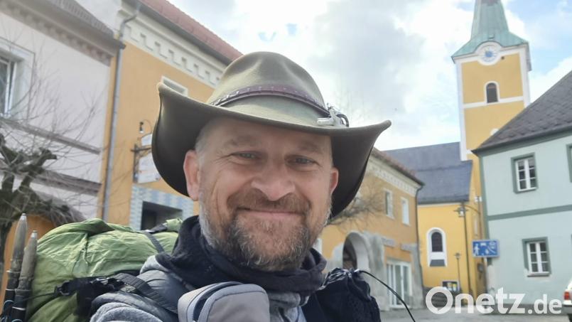 Am Ziel angekommen. Auf dem Waidhauser Marktplatz endet für Matthias Krimse aus Köln eine besondere Tour - zu Fuß. Bild: fjo