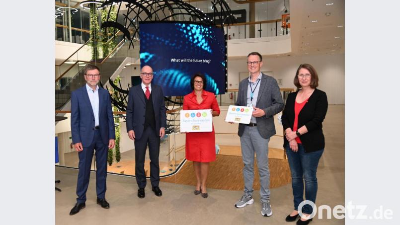 Das Siemens-Besucherzentrum „The Impulse“ in Amberg wurde vom Bayerischen Staatsministerium für Familie, Arbeit und Soziales mit dem Signet für Barrierefreiheit ausgezeichnet (von links): Ludger Stenmans, Amtschef Markus Gruber, Personalleiterin und Inklusionsbeauftragte Ramone Grosser, Markus Siegert, der Leiter des Besucherzentrums, und die Schwerbehindertenvertreterin am Standort Amberg, Karin Hubert. Bild: gf