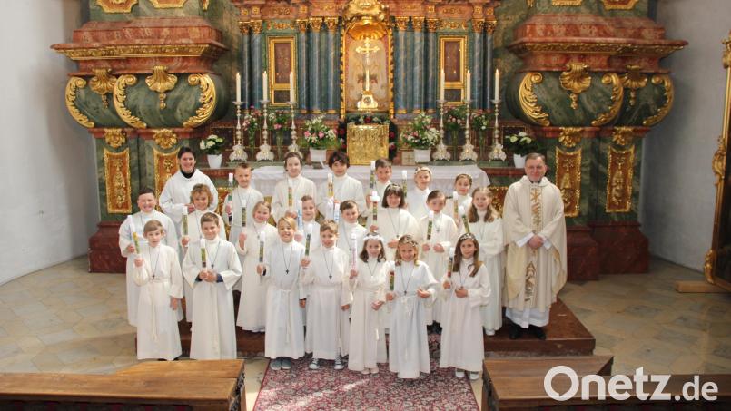 In St. Georg feierten heuer 23 Kinder mit Pfarrer Markus Brunner und Gemeindereferentin Gabi Papp Erstkommunion. Bild: ads