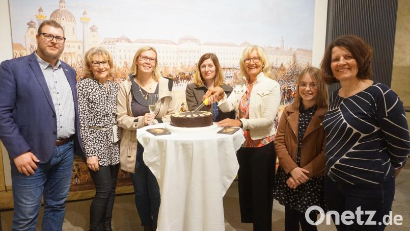 Die zweite Vorsitzende Irene Träxler nahm den Tortenanschnitt zusammen mit Petra Jadlovská, der Kuratorin der Ausstellung , dritter Vorsitzender Gabi Dlubal, Susanne Setzer, David Vereš, Nachwuchsharfinistin Pia Pfeiffer und CeBB-Leiterin Veronika Hofinger vor. Bild: eib