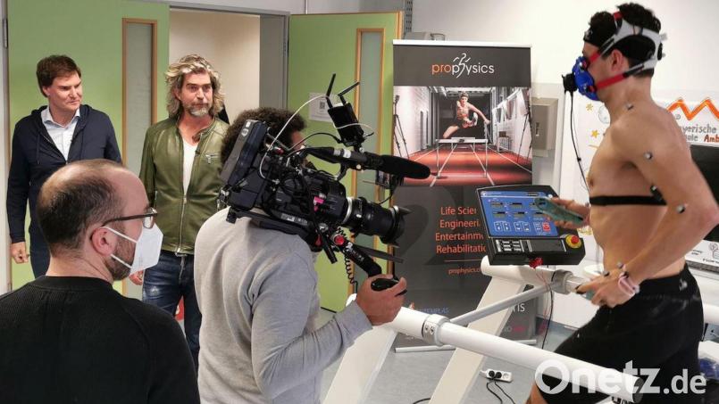 Die „TV-Löwen“ Carsten Maschmeyer (hinten, links) und Nils Glagau (daneben) waren an der OTH in Weiden zu Gast, um einen Testläufer im Biomechanik-Labor bei der Benutzung des Griffelements „Laufmaus“ zu erleben. Bild: LAUFMAUS/exb