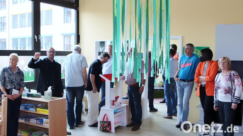 Eine Übergangs-Kita befindet sich in der Schwarzenfelder Schule. Der Marktrat ließ sich durch die Räume führen. Bild: Thomas Dobler