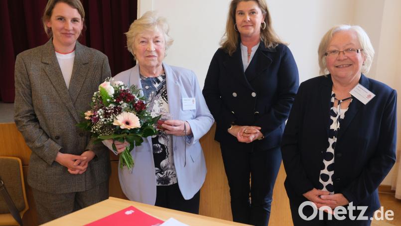 Waltraud Frieser (Zweite von links) wurde von der SkF-Landesvorsitzenden Astrid Paudtke (Zweite von rechts) und Finanzvorstand Alma Thoma (links) ausgzeichnet. Kreisvorsitzende Marianne Gutwein (rechts) gratulierte ihrer Stellvertreterin. Bild: usc