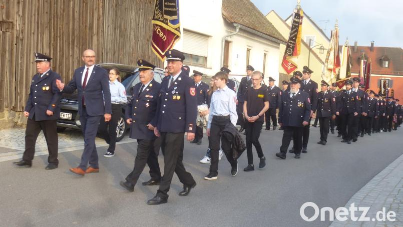 Voran die Führungsspitze der Feuerwehr und Bürgermeister Maximilian Beer: 13 Wehren waren beim Florianstag in Schwarzhofen mit von der Partie. Bild: mad