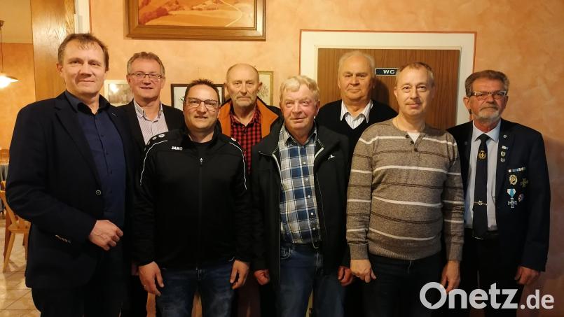 Bürgermeister Franz Grabinger (Zweiter von links) gratulierte der Vorstandschaft der SKK Auerbachtal zur Wahl. Bild: ga