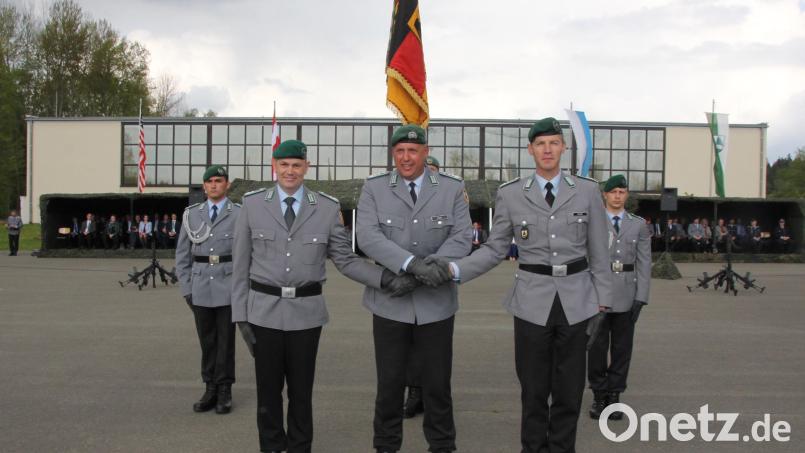 Mit der Rückgabe der Truppenfahne durch den bisherigen Bataillonskommandeur Andreas Beek (vorne rechts) an Brigadekommandeur Oberst Andreas Kühne (Mitte) und der Weitergabe an den neuen Kommandeur Ralf Georgi (vorne links) wurde die Kommandoübergabe vollzogen. Bild: frd
