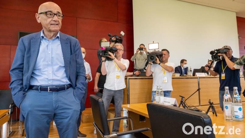 Der CSU-Politiker und Rechtsanwalt Alfred Sauter steht vor Beginn der Sitzung des Maskenausschusses im bayerischen Landtag an seinem Platz. Bild: Peter Kneffel