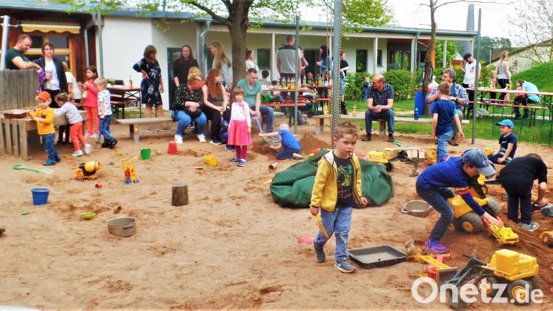 Was gibt es Schöneres, als mit vielen Freunden ausgelassen in einem großen Sandkasten zu spielen? Beim Familienfest des Kindergartens Arche Noach war das möglich. Bild: jml