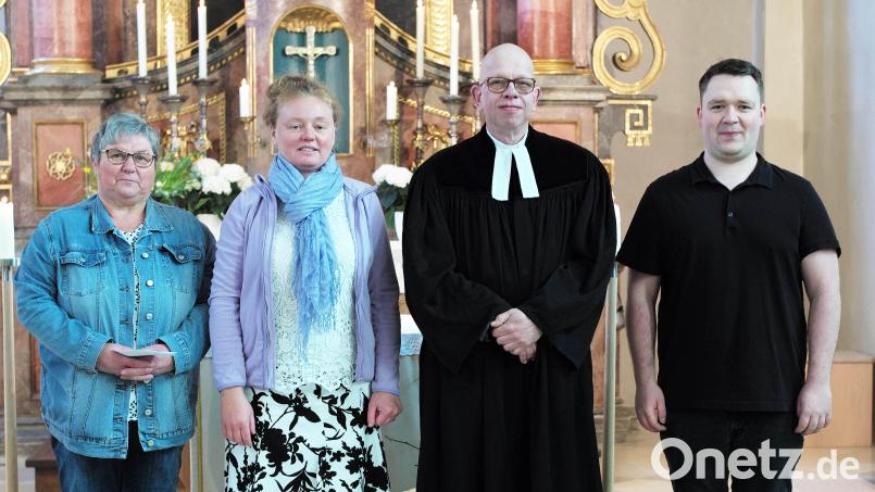 Glückwünsche zum 60. Geburtstag beim Gottesdienst in der St.-Veit-Kirche: Die Vertrauensobfrau des evangelischen Kirchenvorstands, Renate Flierl (links), die Leiterin des evangelischen Kirchenchors, Julia Schmidt (Zweite von links) und der Leiter des Posaunenchors, Martin Schmidt (rechts), gratulieren Pfarrer Thomas Schertel. Bild: Thomas Schertel/exb