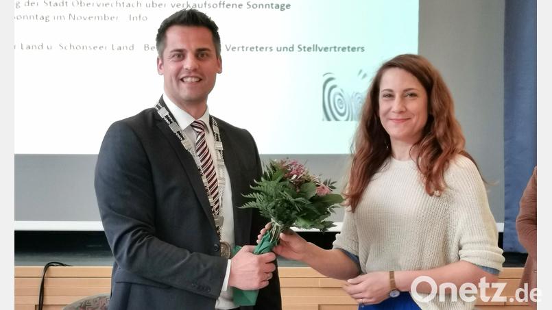 Bürgermeister Rudolf Teplitzky begrüßt die neue Stadträtin Regina Schwindler mit einem Blumenstrauß im Gremium. Bild: Portner