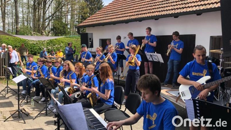 Die King Size Youngsters spielen beim Tag der offenen Tür von King Size Musics auf. Bild: King Size Musics/exb