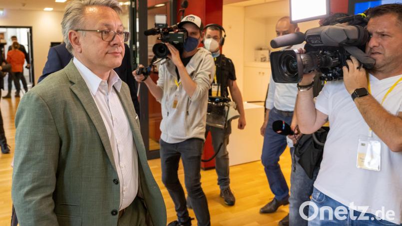 Der ehemalige CSU-Bundestagsabgeordnete Georg Nüßlein (links) geht zur Sitzung des Maskenausschusses im bayerischen Landtag. Bild: Peter Kneffel