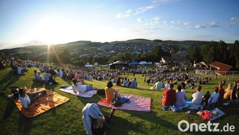 Festival-Feeling in Freudenberg: Nach 2016 gibt es heuer wieder ein Open Air bei der Schmie-Alm am Fuße des Johannisbergs. Die Familie Schißlbauer, die "Der Berg ruft 2.0" ausrichtet, und insgesamt acht Bands sorgen am 15. und 16. Juli für Musikgenuss pur. Archivbild: Hermann Koch/exb