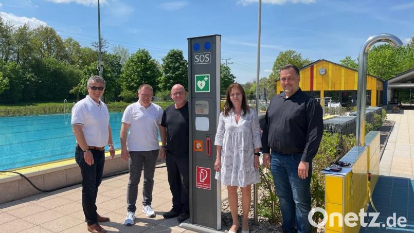 Präsentieren die neue Notruf-/Defisäule: Bürgermeister Martin Birner, städtischer Gesundheitsbeauftragter Maximilian Lang, Bademeister Armin Weinfurtner, Rosa Schafbauer (Leitung Bäder) und Peter Fleischmann (Geschäftsführer Freizeit GmbH). Bild: Stadtwerke Freizeit GmbH/exb