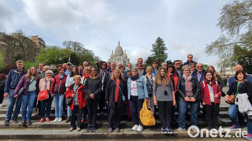 Das Bild zeigt die Reisegruppe am Montmartre vor der Basilika Sacré Coeur. Bild: Peter Gold/exb