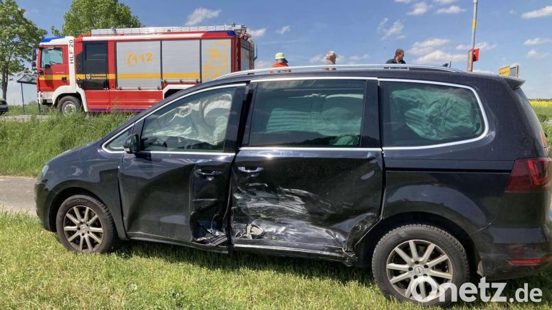 Bei einem Überholmanöver auf der B14 bei Hahnbach kam es zu einem Zusammenstoß. Die Fahrbahn war rund eine Stunde in beide Richtungen gesperrt. Bild: Polizeiinspektion Sulzbach-Rosenberg